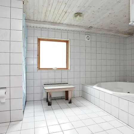 Feriehus Four-bedroom Holiday In 7 *